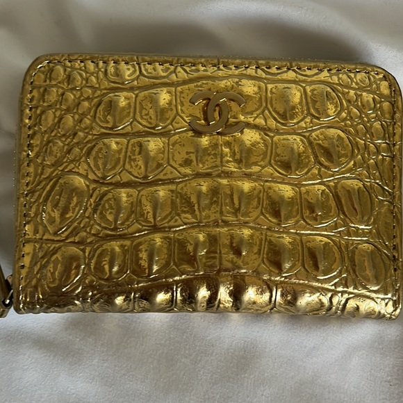 Chanel Egyptian Gold Croc Embossed Zip Around Card Holder - Picture 2 of 16